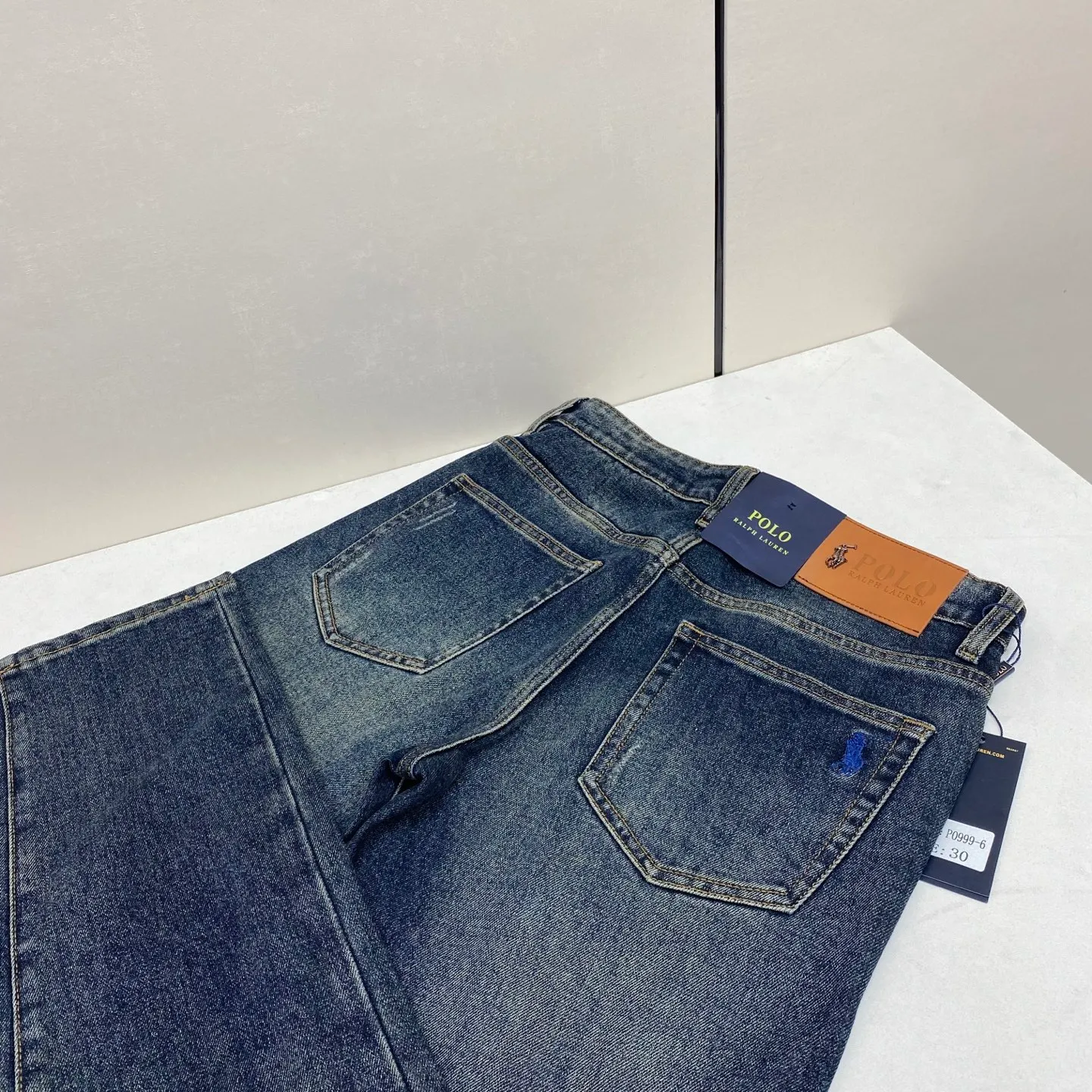 P220 2025 Autumn and Winter European Counter New Style, Super A Purchasing Level Overseas Trading Company Order Source, Top Original High-end Men's Customized Fashion Slim Small Straight Jeans 999～6 Color: Heavy craftsmanship, fried sand and water, picture color Size: 29-40 Fabric: Denim washed jeans! Luxurious experience. Customer-supplied trade channel. The simple and charming classic trousers are made of customer-supplied denim. The texture is thick, comfortable and breathable. The high-quality tailoring is top-notch, and the overall design is very refined. The cuffing design on the inside and outside is perfect, and the use of poly-strand mechanical needle edge-sealing technology highlights the brand's luxurious inner charm. The brand logo is full and thick, and the chiseled buttons are thick and rigorous, bringing a new fashion taste to this mediocre trousers!  Excipients: Complete with three standards